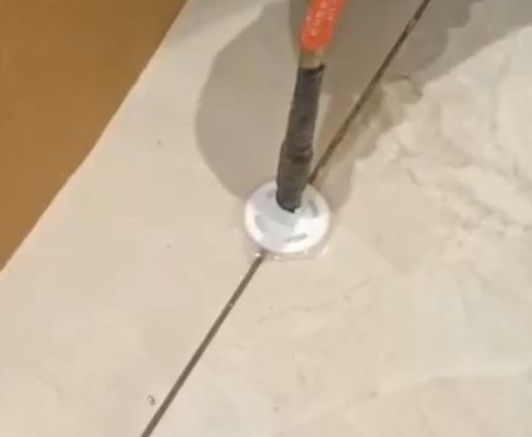 随州瓷砖空鼓维修公司专业解答瓷砖在铺贴过程中，如果没有涂抹均匀到位的粘结材料（如水泥砂浆或瓷砖胶），可能会导致以下问题