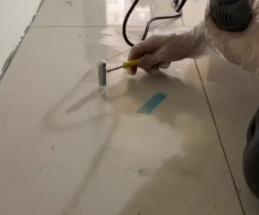 随州瓷砖开裂维修公司专业分享瓷砖在铺贴前如果没有沥干水分，将会导致以下问题